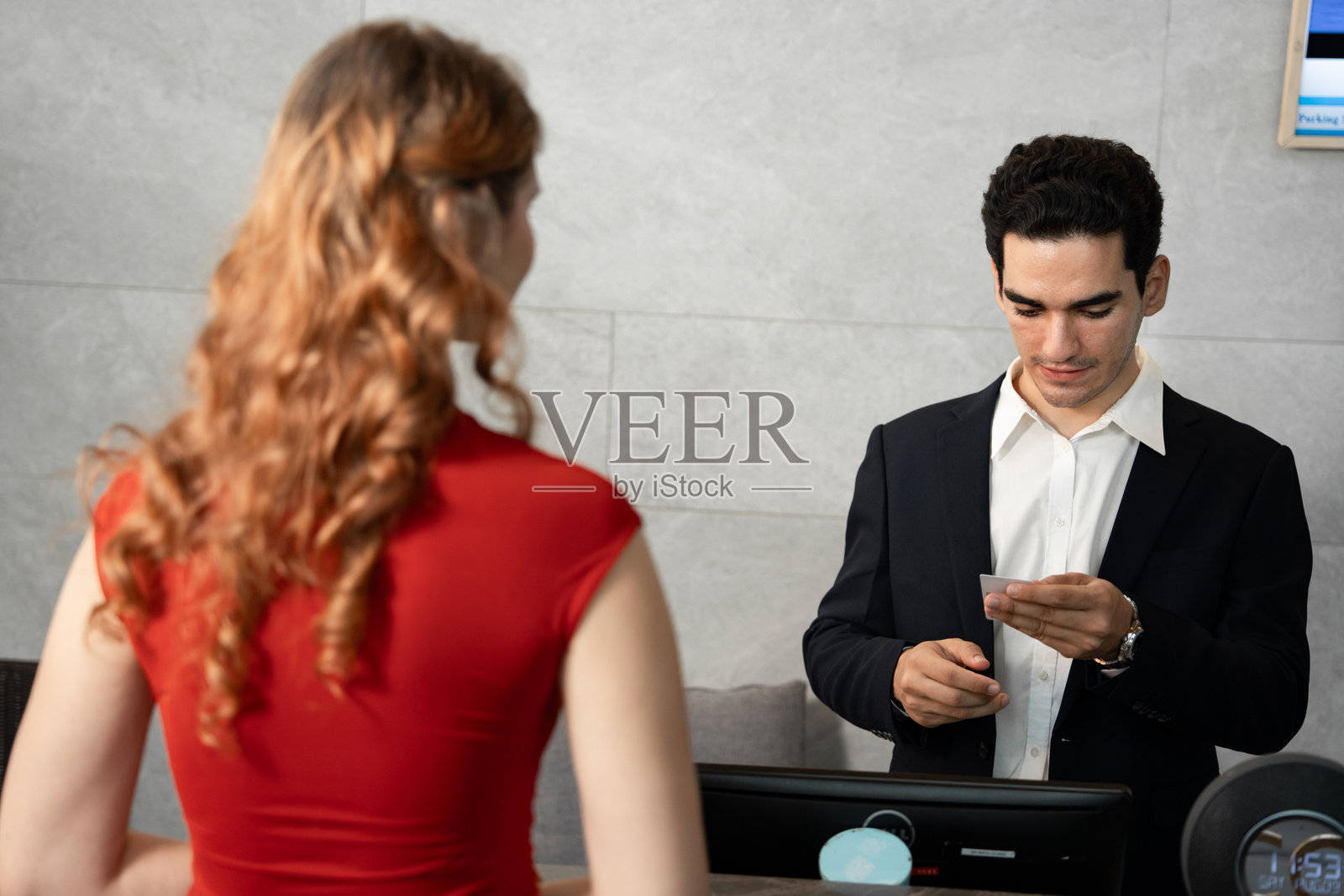 前台接待员和女商人照片摄影图片