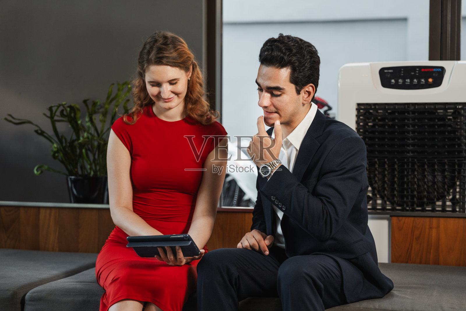 两位专业商务人士正在使用平板电脑协同工作照片摄影图片