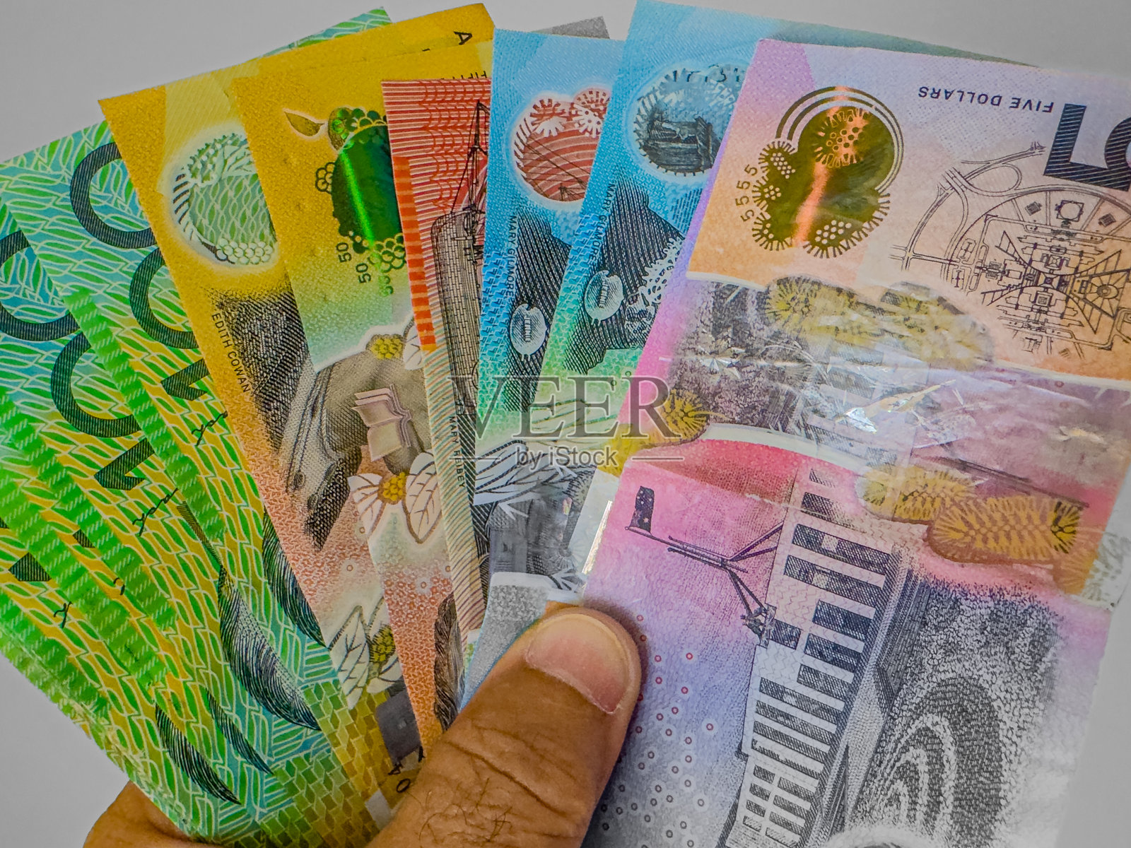 澳大利亚面值为5、10、20、50、100澳元的绿色纸币叠在一起，悉尼新南威尔士州，澳大利亚照片摄影图片