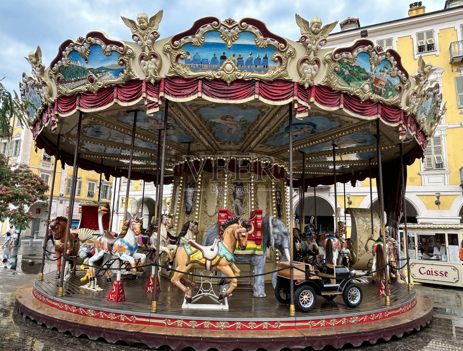 城市街道上的儿童旋转木马。特写。好看。法国。照片摄影图片