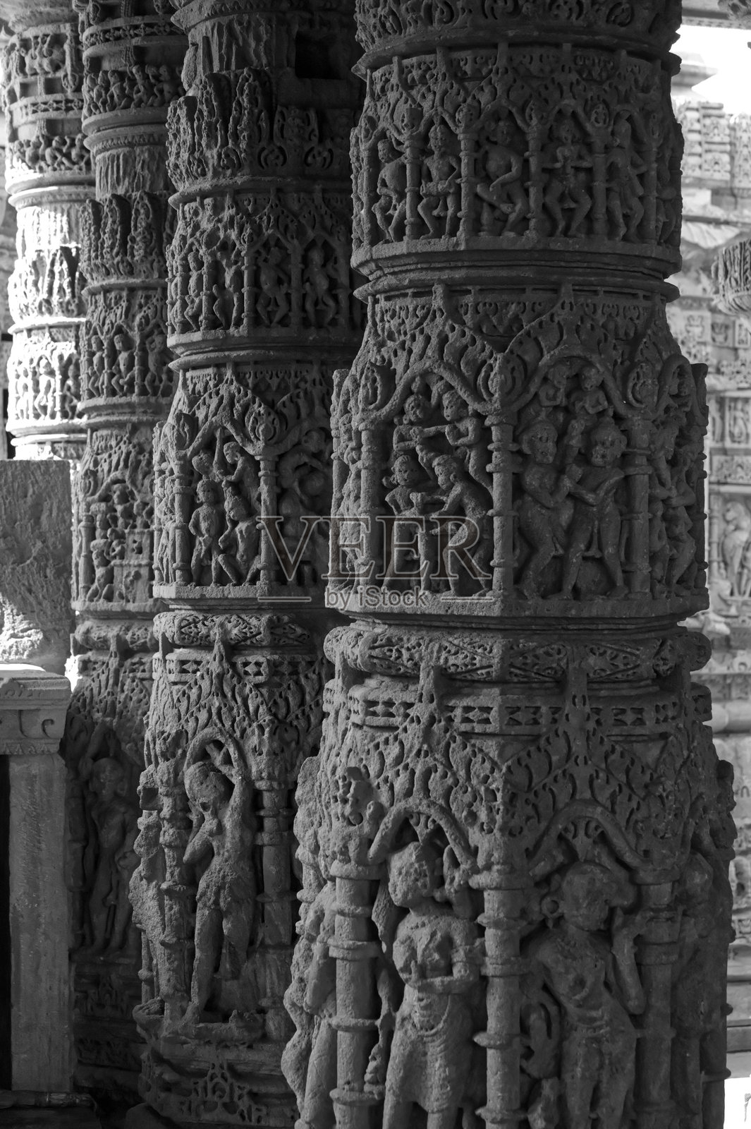 莫德拉太阳神庙的装饰性雕刻柱子的黑白照片照片摄影图片