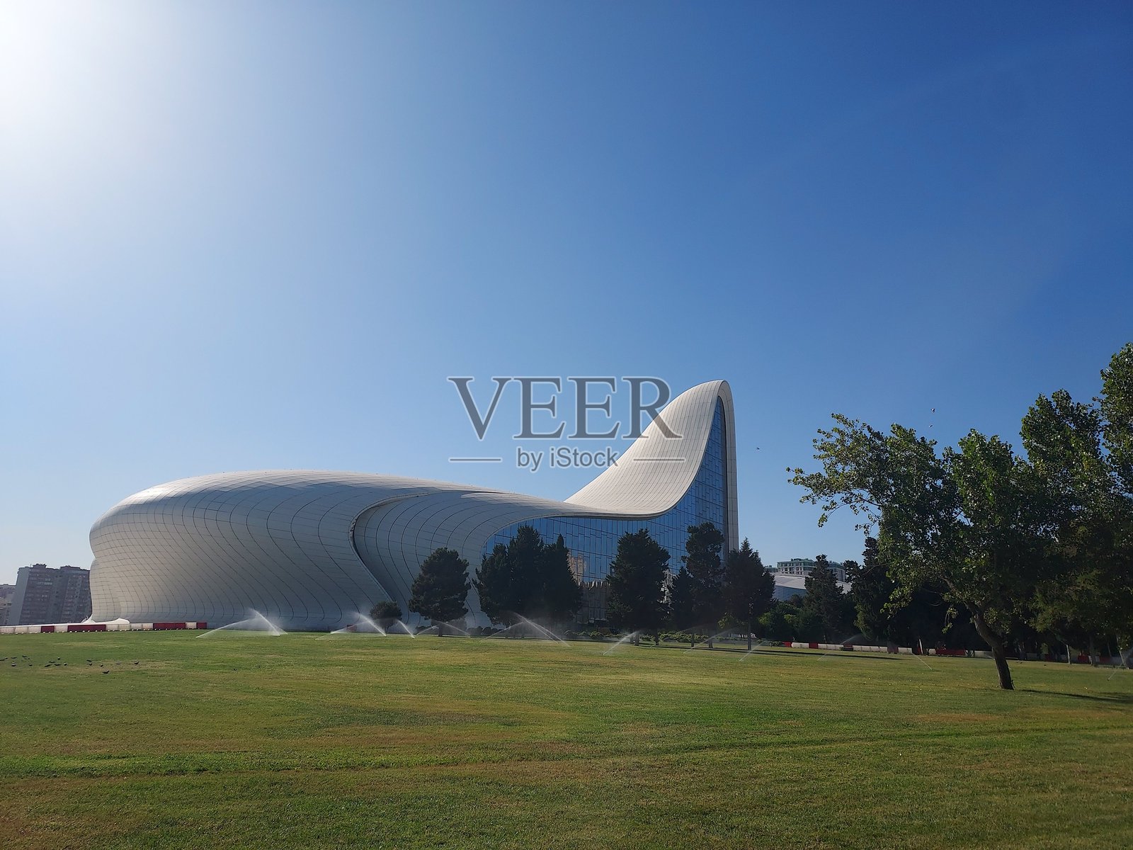 盖达尔·阿利耶夫中心：阿塞拜疆巴库的标志性现代建筑；照片摄影图片