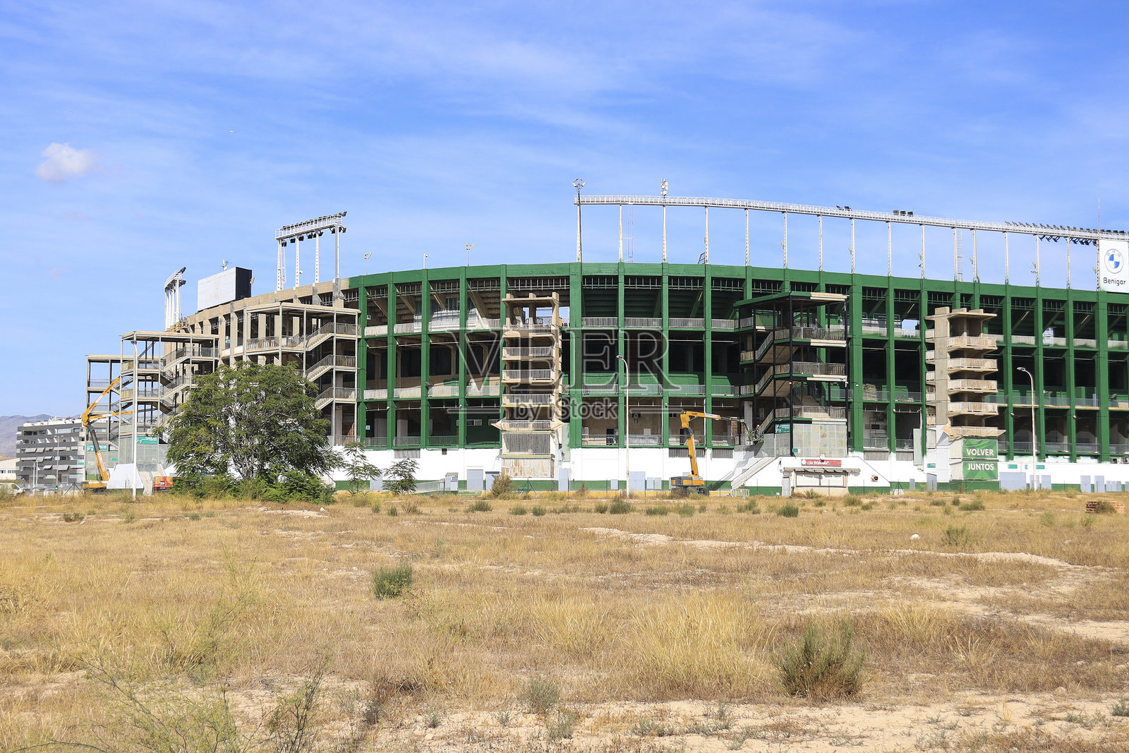 夏日晴天下的埃尔切足球俱乐部马丁内斯·巴莱罗球场照片摄影图片