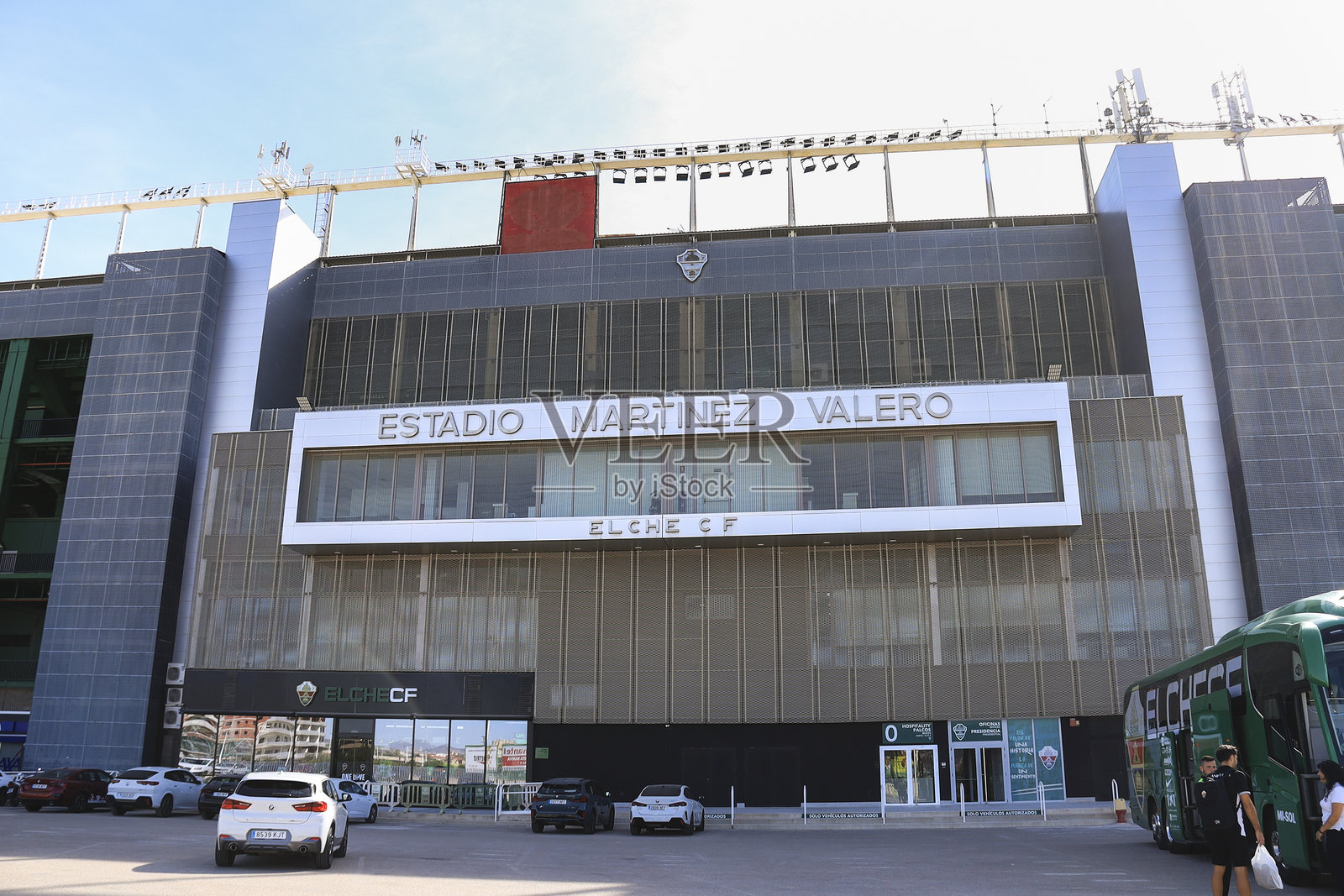 阳光明媚的夏日,埃尔切足球俱乐部的马丁内斯·巴莱罗球场照片摄影图片