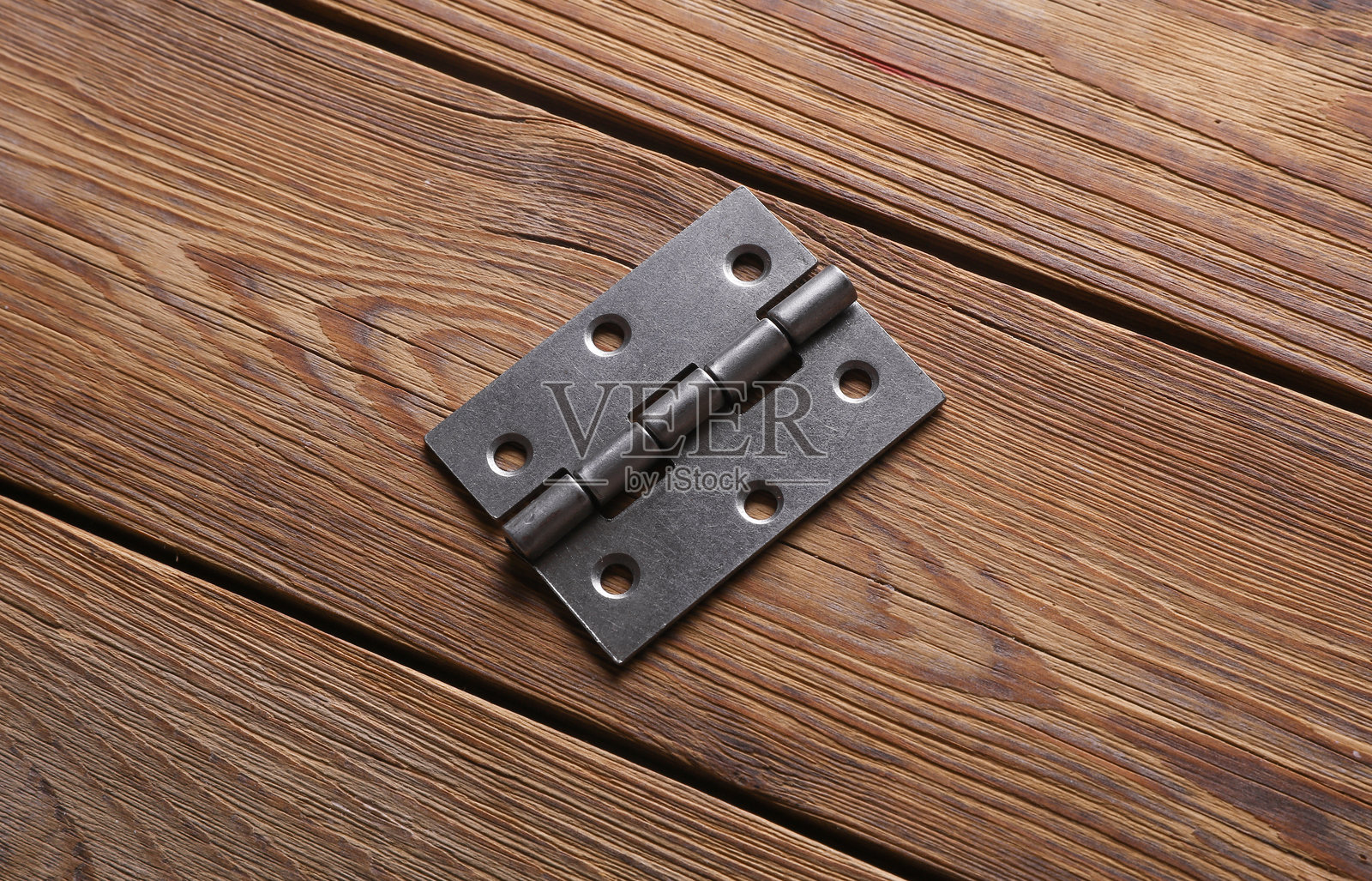 金属门铰链，背景为木质照片摄影图片