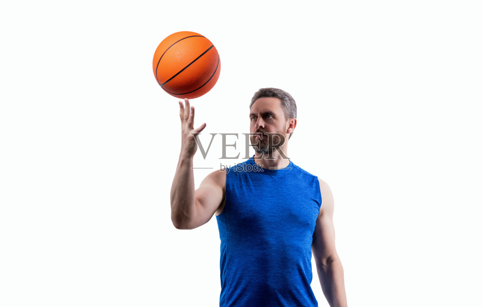 健硕的男人充满运动动力。运动与爱好。职业篮球运动员。男人玩弄篮球。职业篮球运动员在白色背景下进行训练。照片摄影图片
