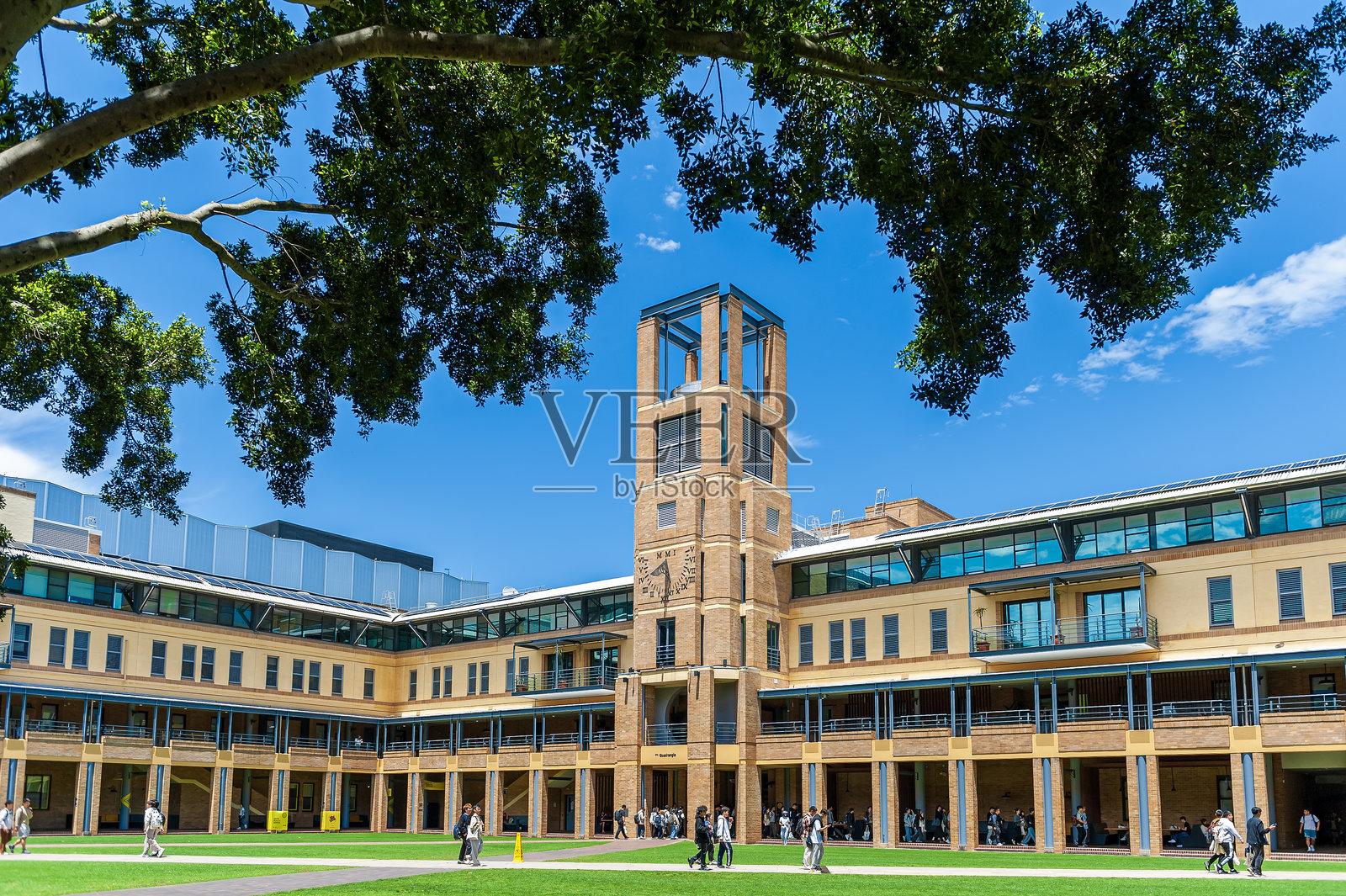 澳大利亚新南威尔士大学的四方庭院及其周边校园建筑与环境照片摄影图片