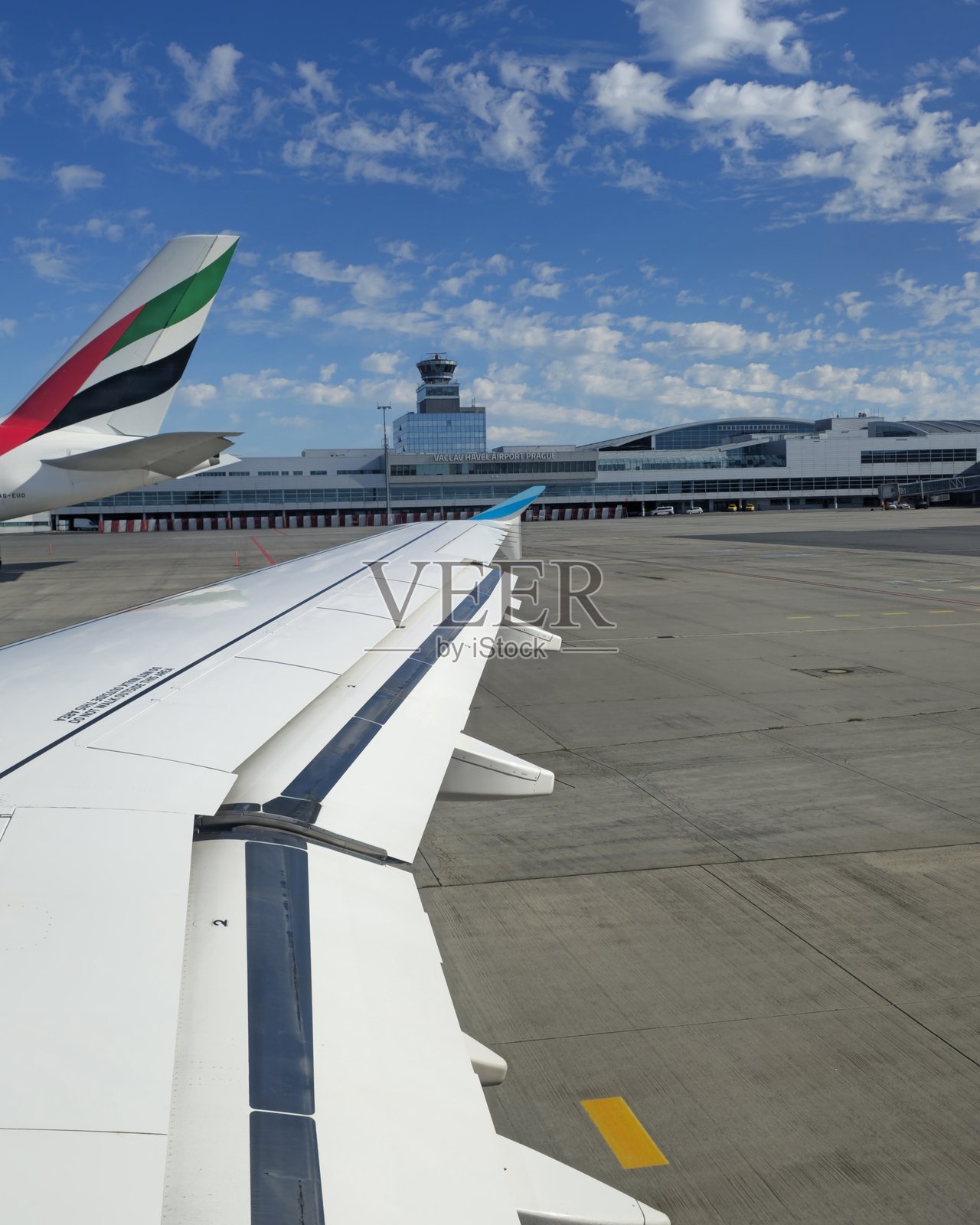 飞机机翼视角看布拉格机场航站楼和塔台照片摄影图片