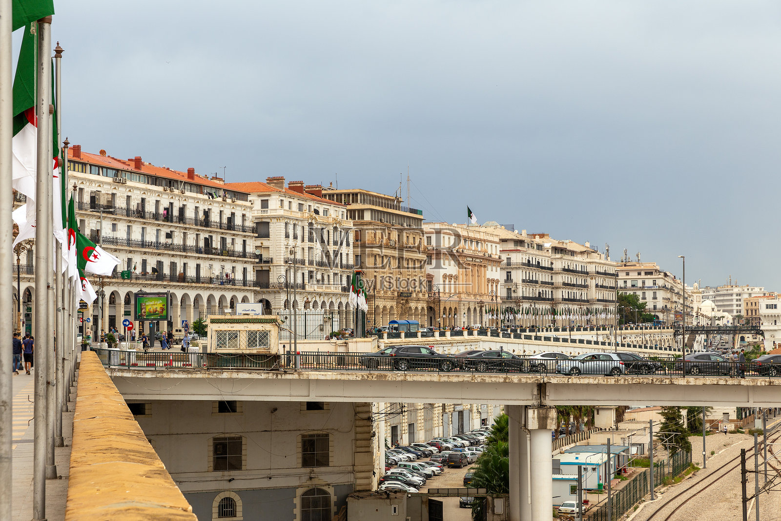 阿尔及尔市中心滨水区的壮丽景色。阿尔及尔的海滨大道。阿尔及利亚共和国照片摄影图片