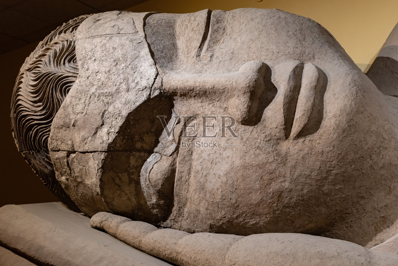 塔吉克斯坦杜尚别国家古代博物馆阿吉纳-特帕佛教寺院的公元6世纪睡佛雕像照片摄影图片