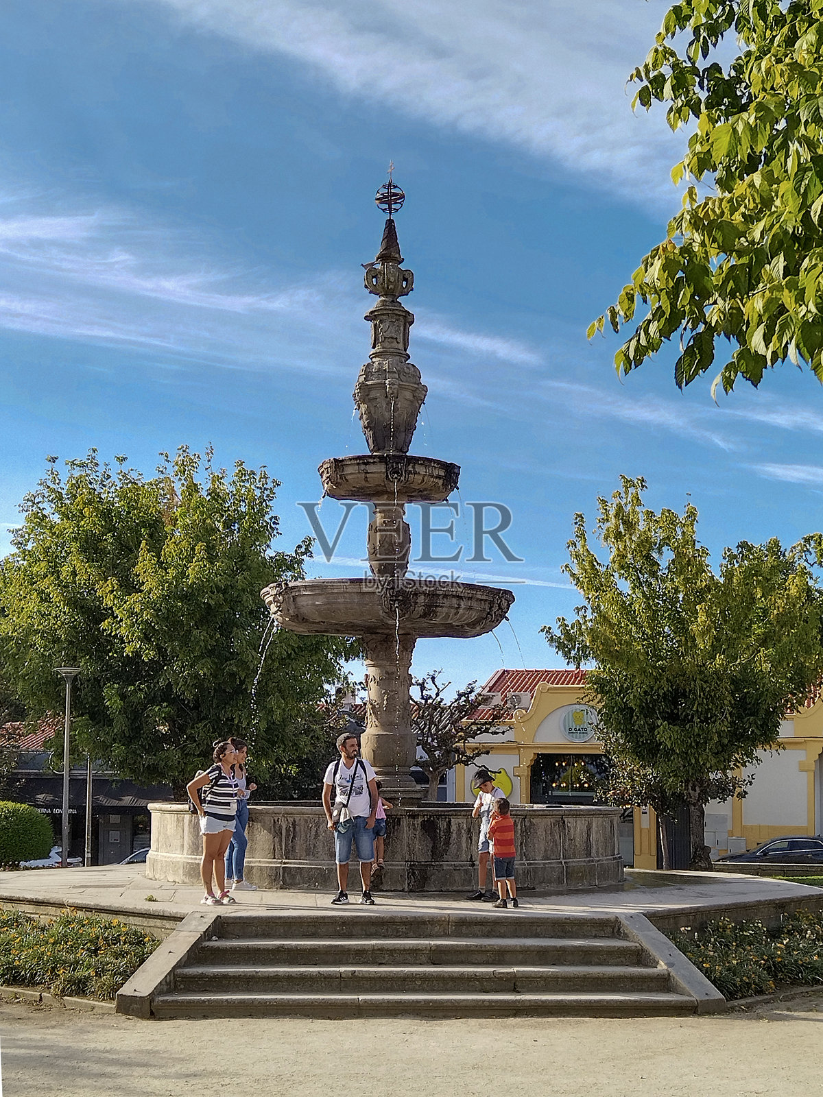葡萄牙布拉加历史广场上的喷泉照片摄影图片