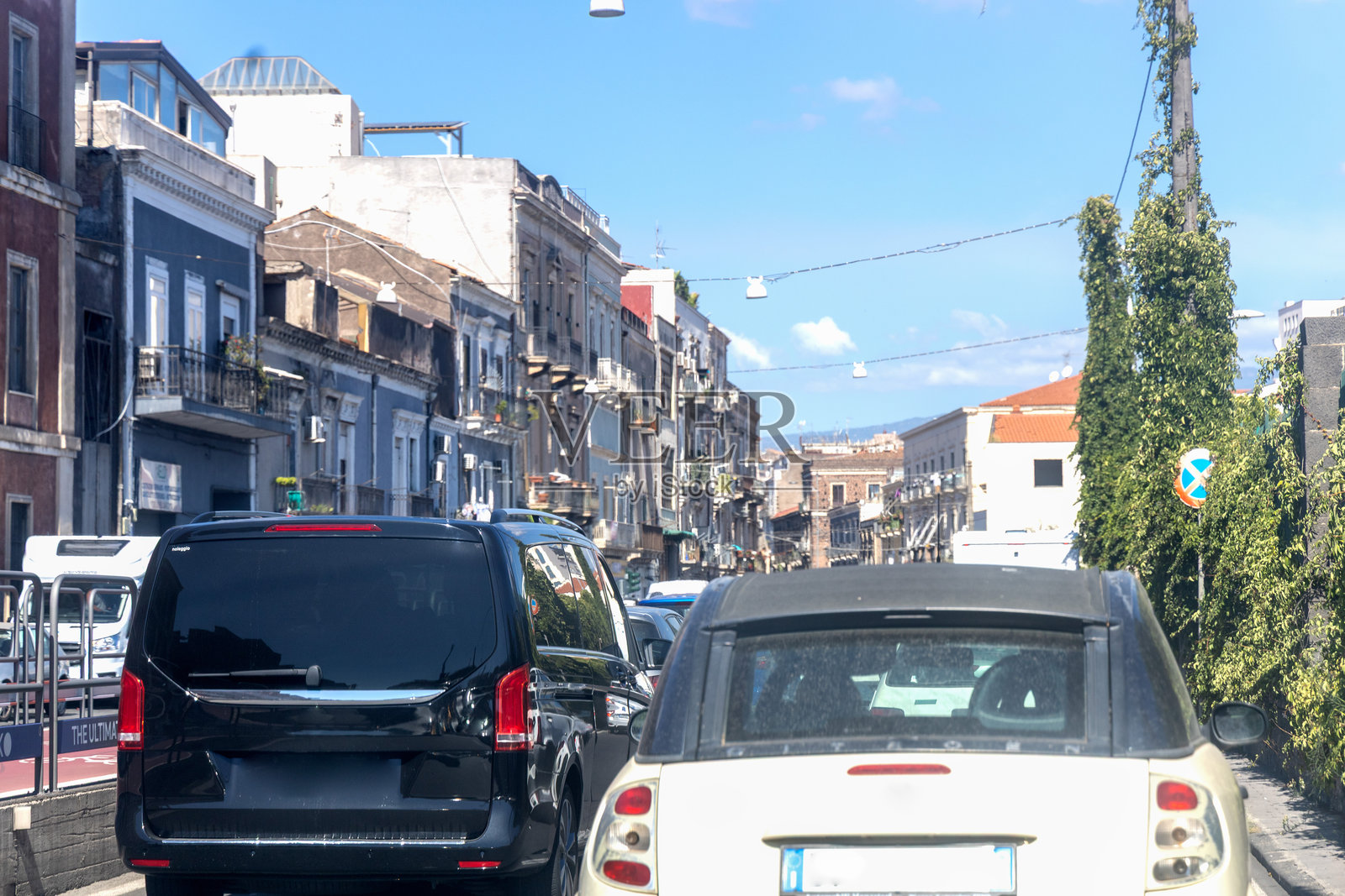 拥挤的城市街道旁的老西西里建筑。照片摄影图片