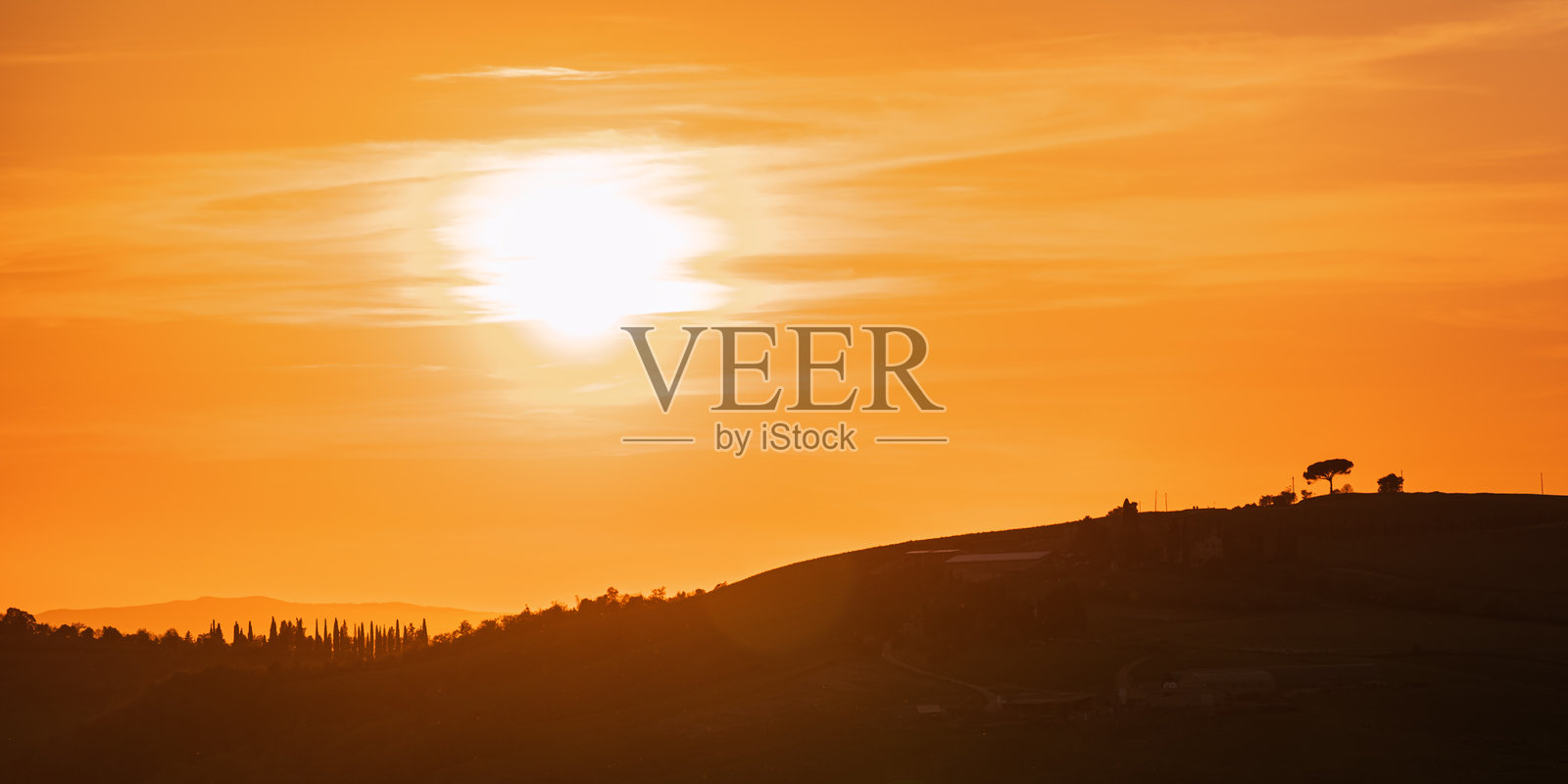 意大利托斯卡纳山丘上的春日落霞照片摄影图片