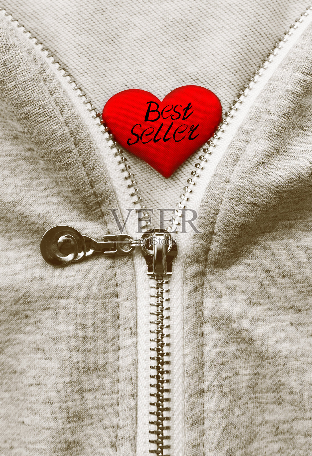 畅销书。红心上的手写文字。照片摄影图片