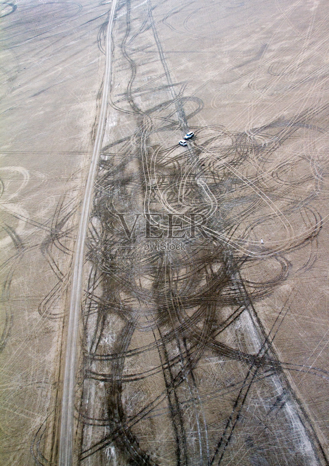 沙漠景观中的两辆汽车照片摄影图片