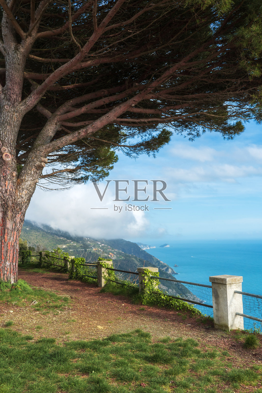 五渔村的风景和小镇。穿越意大利令人惊叹的海岸小径进行徒步旅行。照片摄影图片