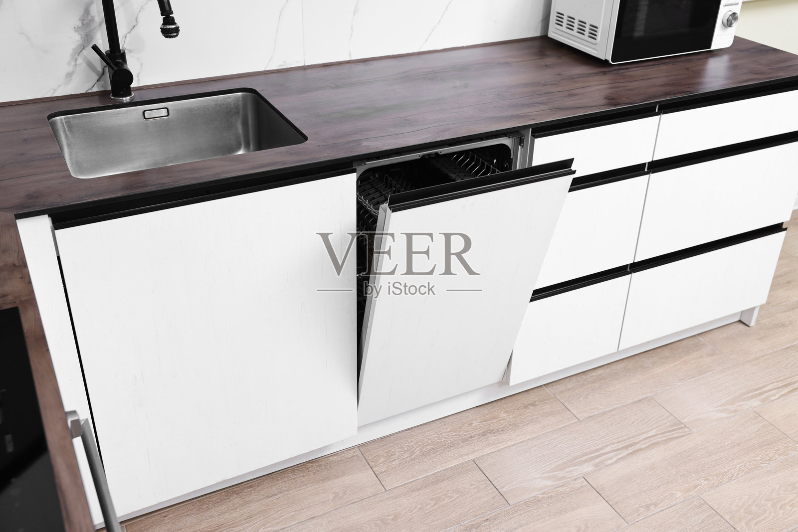 厨房里打开门的内置洗碗机照片摄影图片