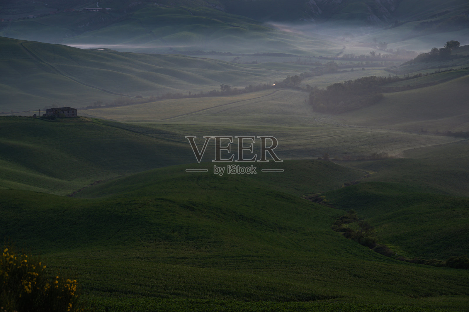 意大利托斯卡纳山丘的春日晨曦照片摄影图片