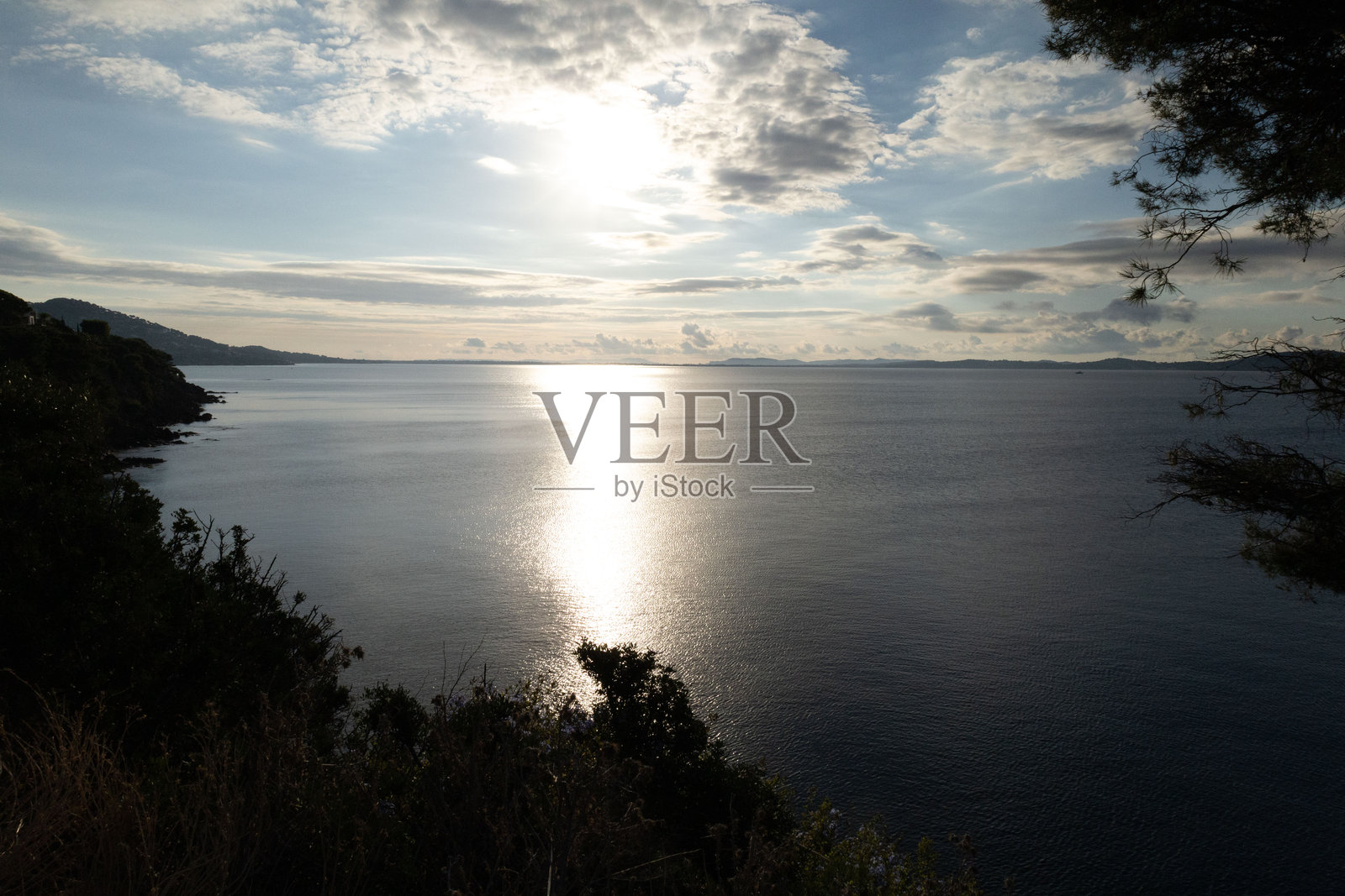 晨光映照在海面上照片摄影图片