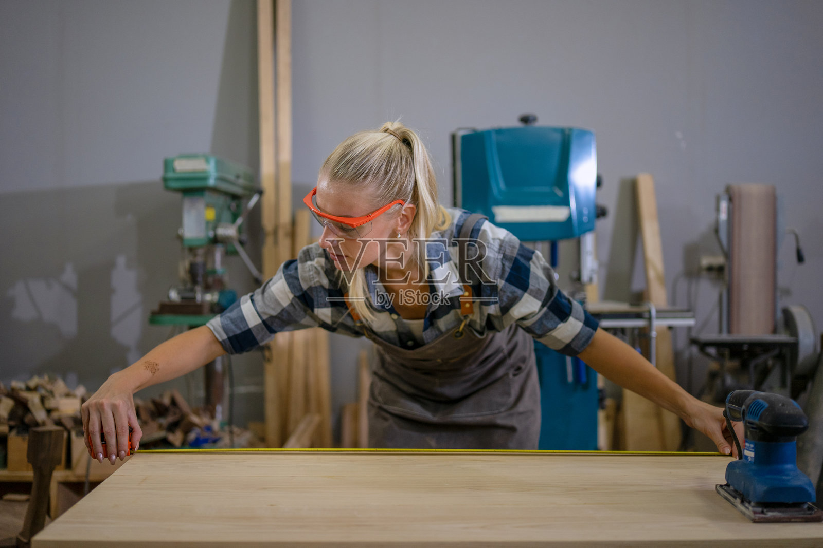 木匠在工作室工作。照片摄影图片