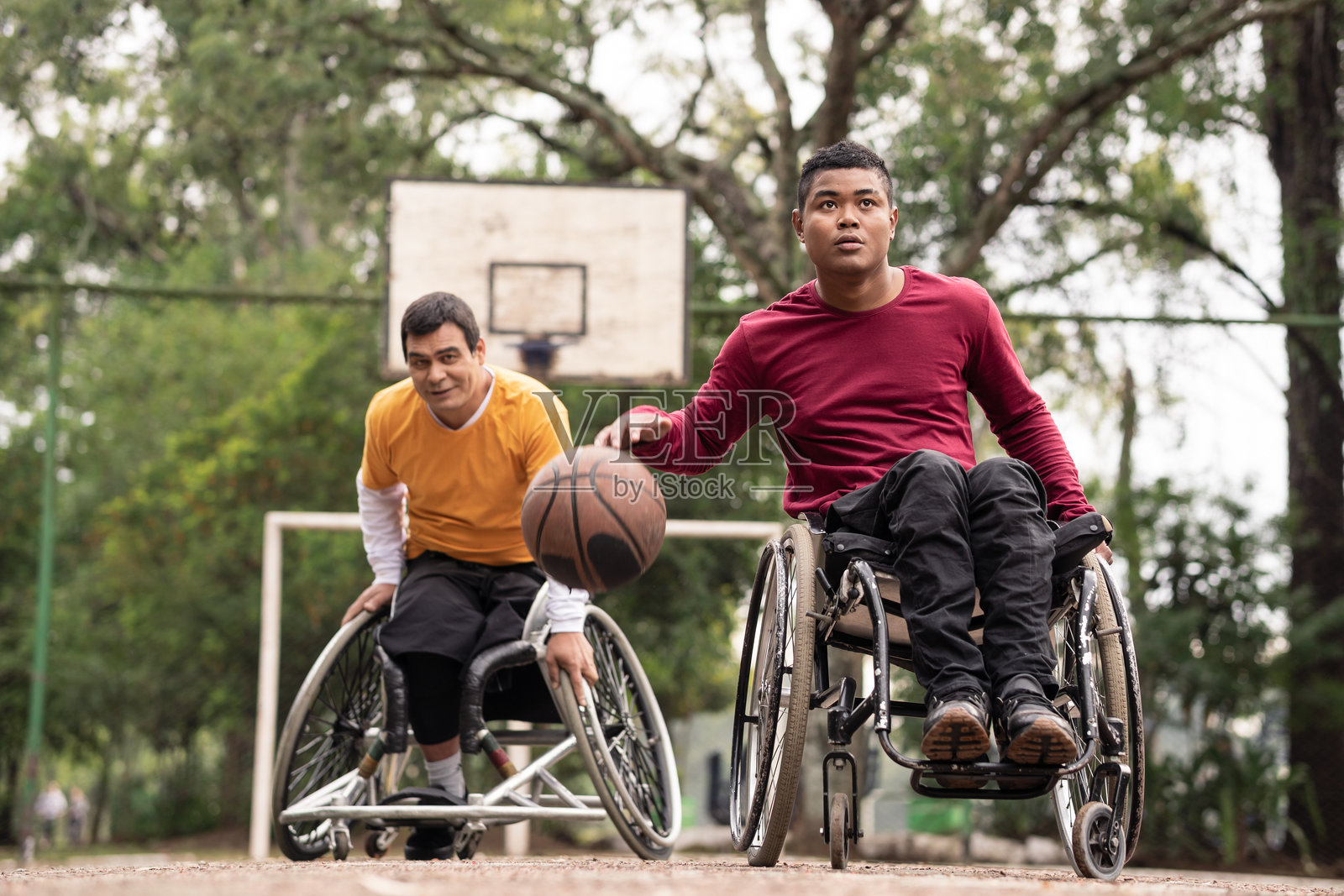轮椅上的球员在户外打篮球照片摄影图片