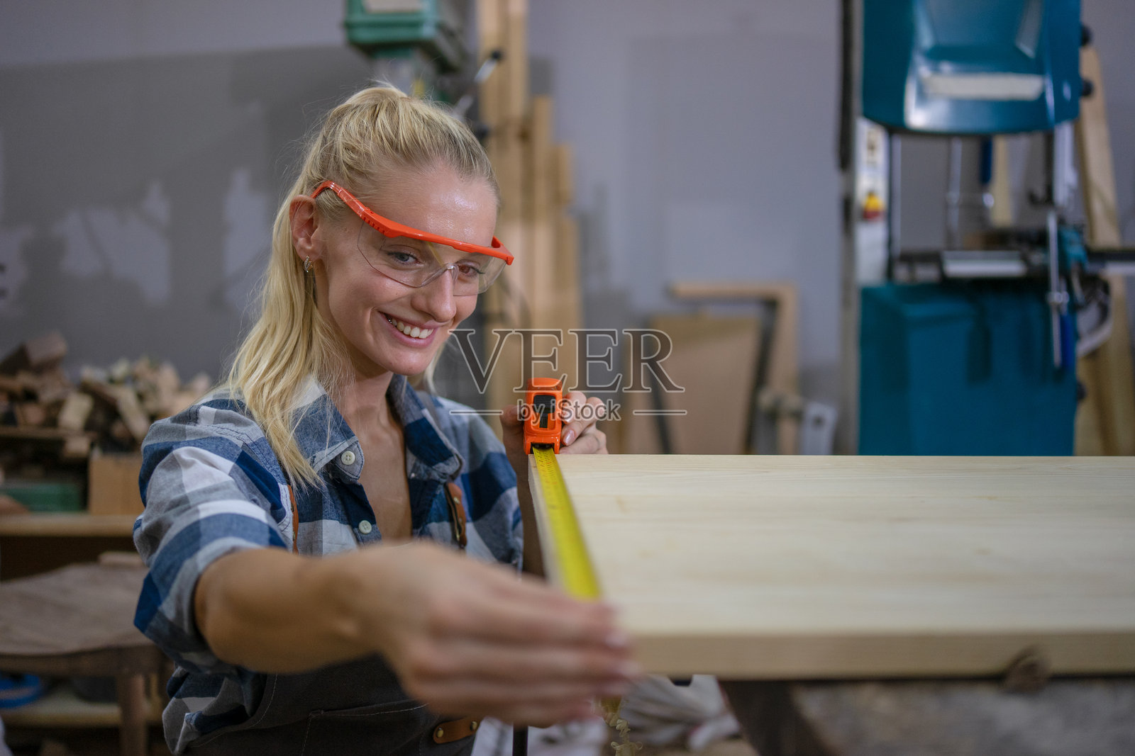 木匠在工作室工作。照片摄影图片