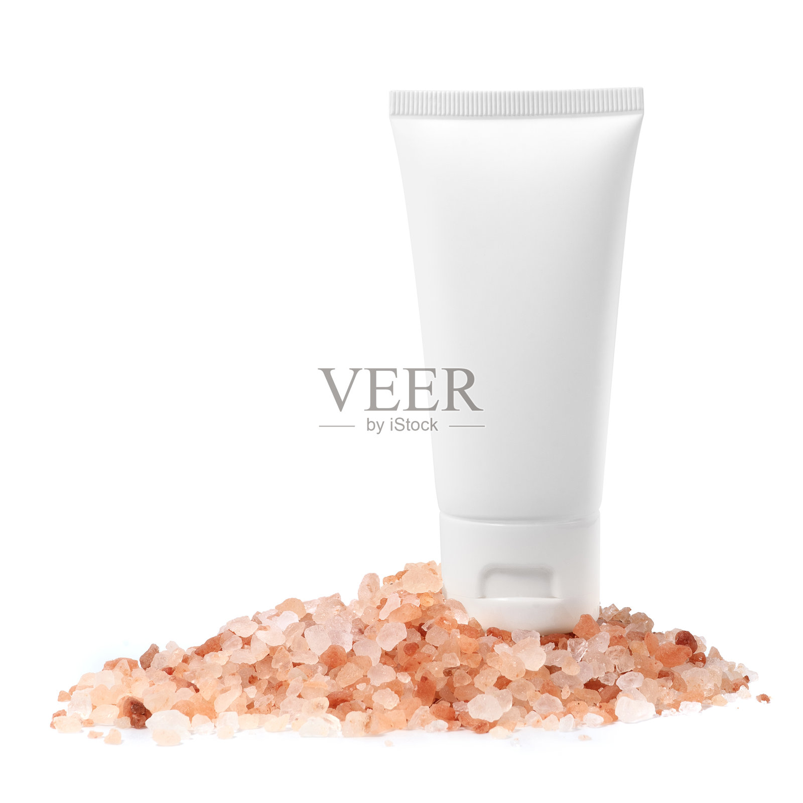 白色塑料奶油管，内含喜马拉雅盐，用于在白色背景上进行模型展示。局部聚焦。照片摄影图片