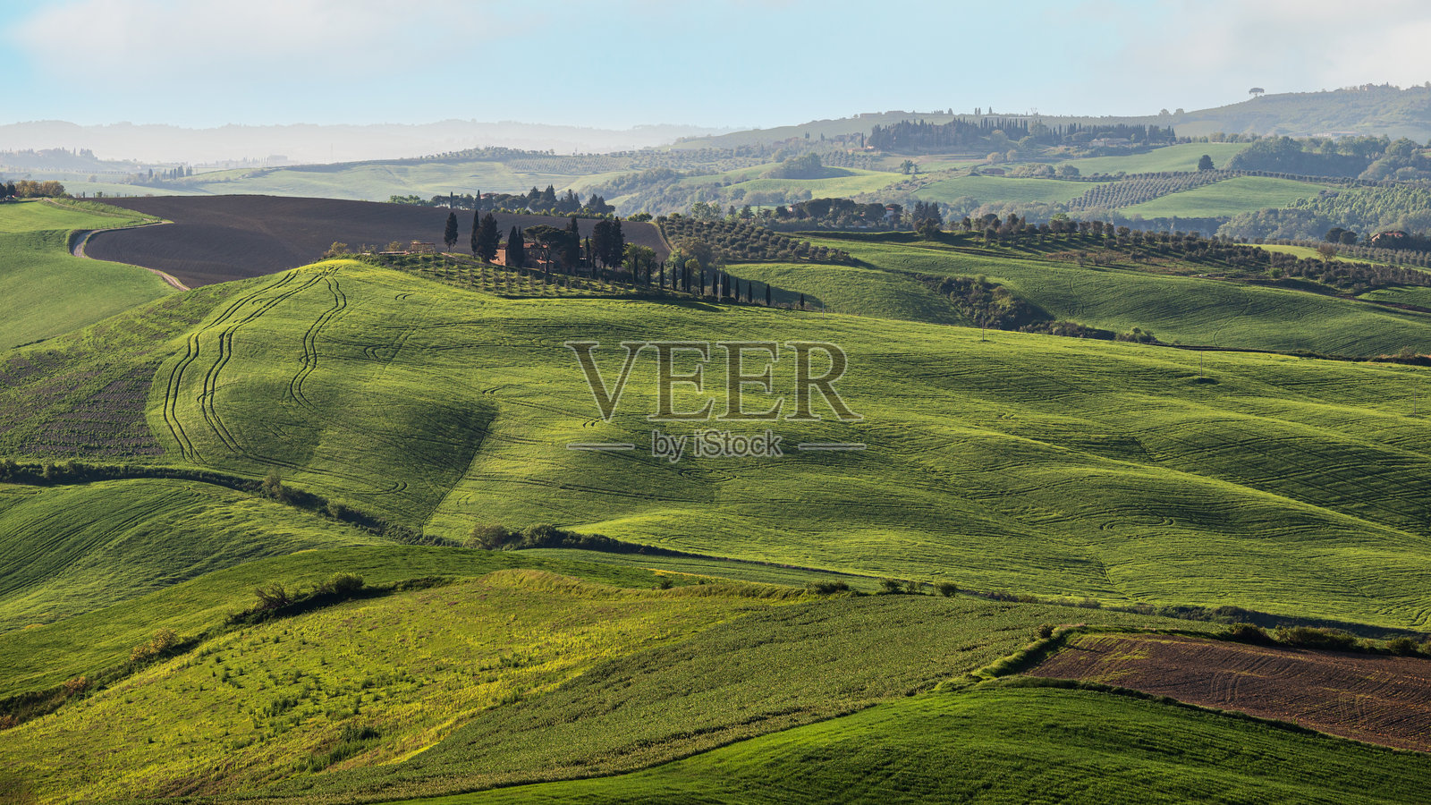 意大利托斯卡纳山丘的春日乡村风光照片摄影图片