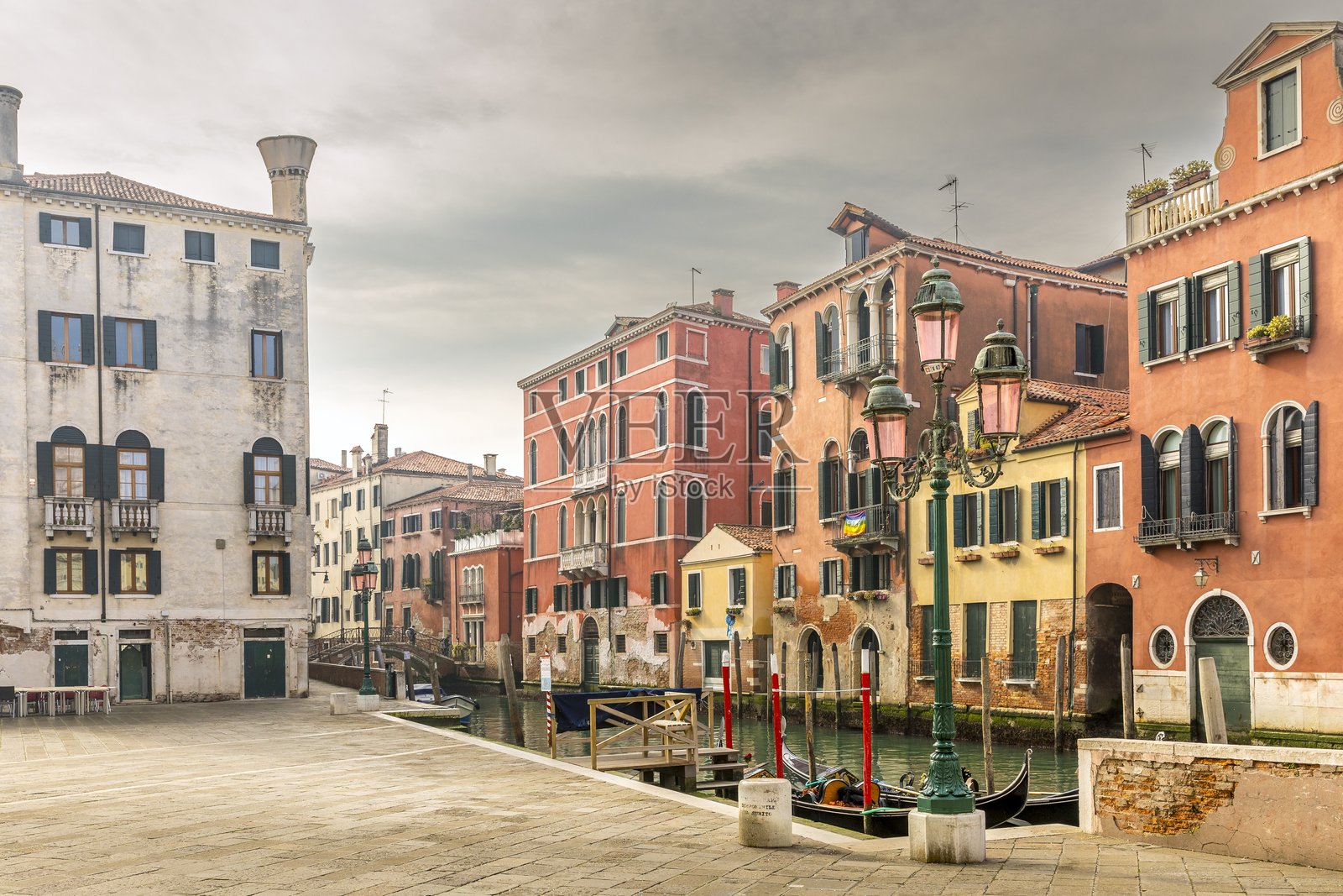 威尼斯典型景色，运河边色彩斑斓的古老房屋照片摄影图片