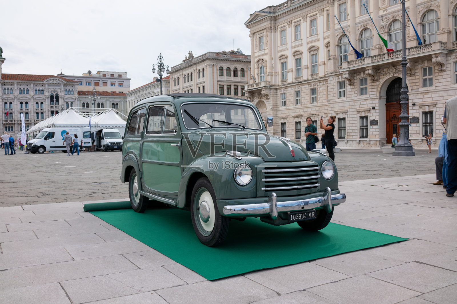 复古菲亚特500A“托波利诺·贾尔迪内塔”在意大利历史悠久的广场上展出照片摄影图片