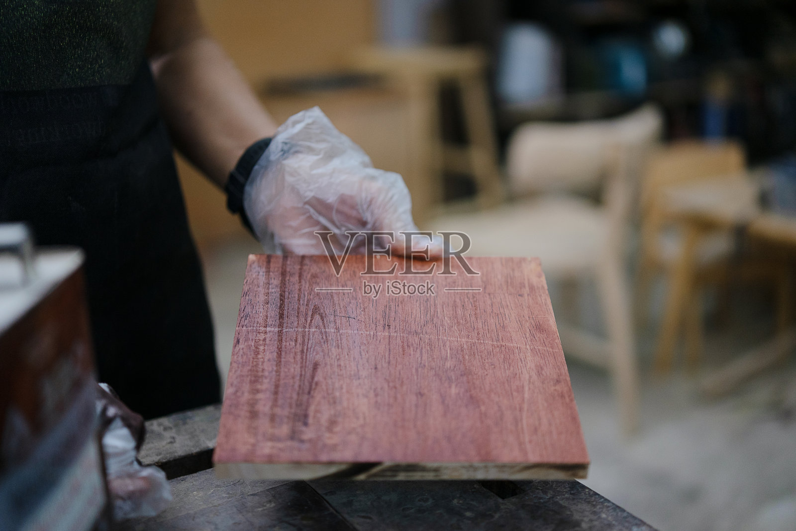 木匠在工作室里工作。照片摄影图片