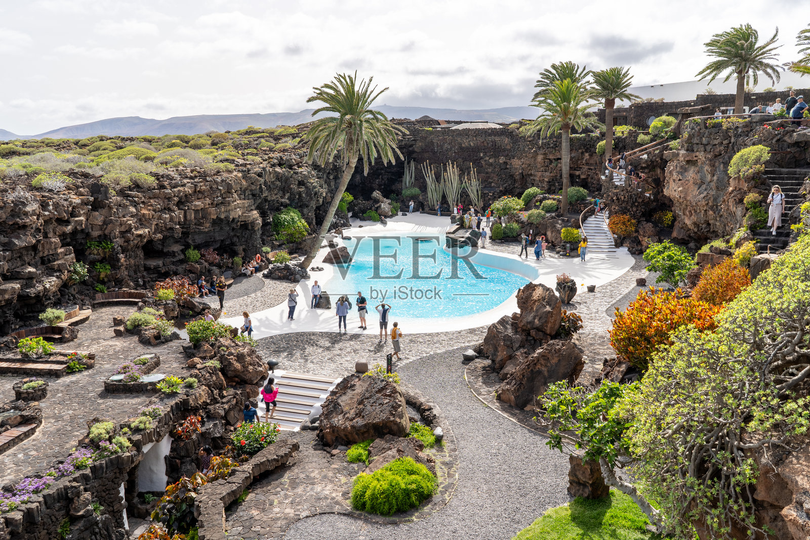 兰萨罗特岛贾梅奥斯德尔阿瓜 (Jameos del Agua) 的美丽景色，拥有迷人的泳池和郁郁葱葱的周边花园。照片摄影图片