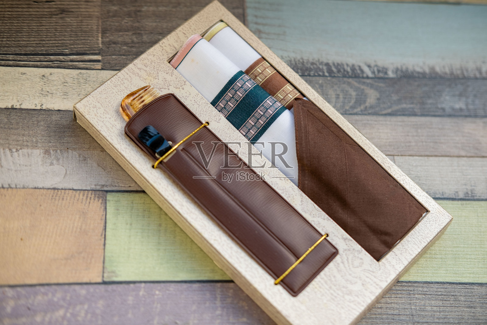 复古德式埃及棉手帕礼盒套装，包含精致梳子，高品质卷边，传统男士理容工具，精致个人护理，考究呈现，文化礼品。照片摄影图片