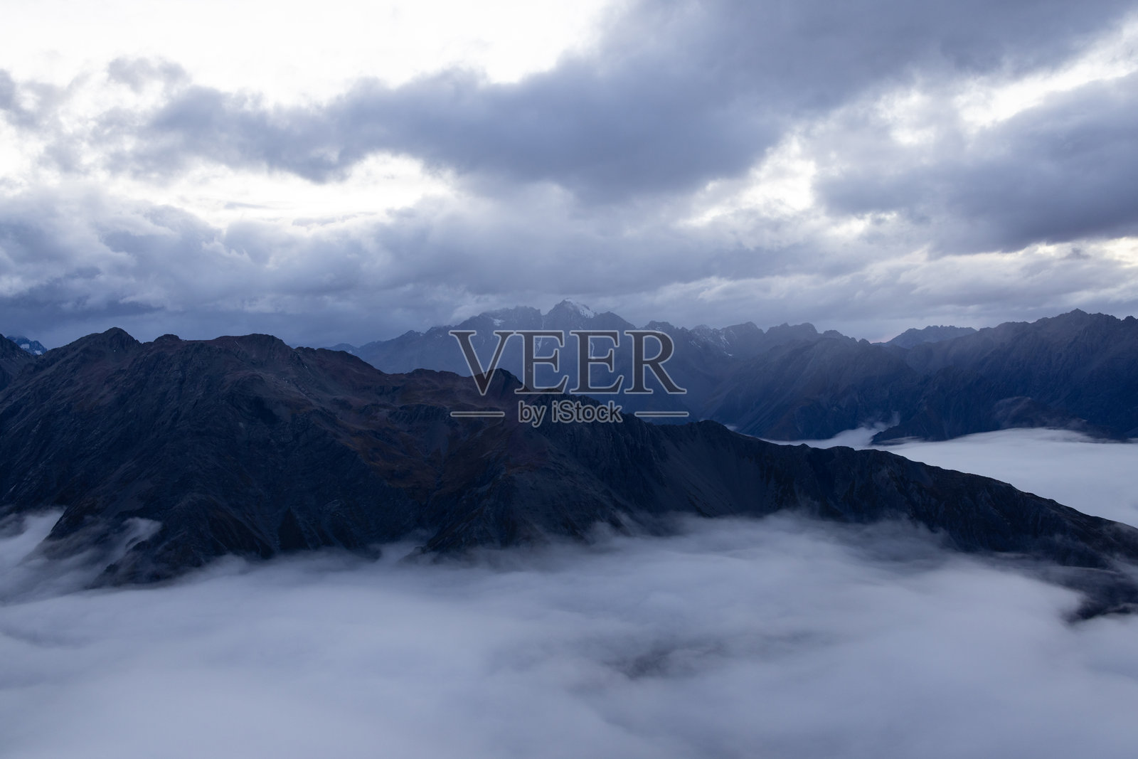 新西兰奥拉基/库克山国家公园日出时的云层逆温照片摄影图片