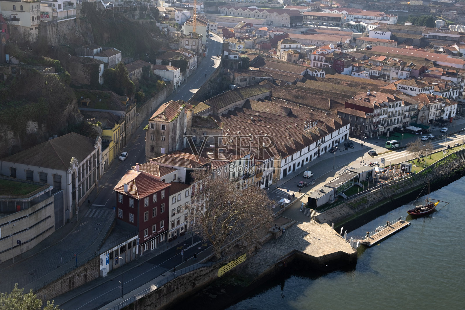 葡萄牙波尔图河畔区和历史建筑的鸟瞰图。2022年。照片摄影图片