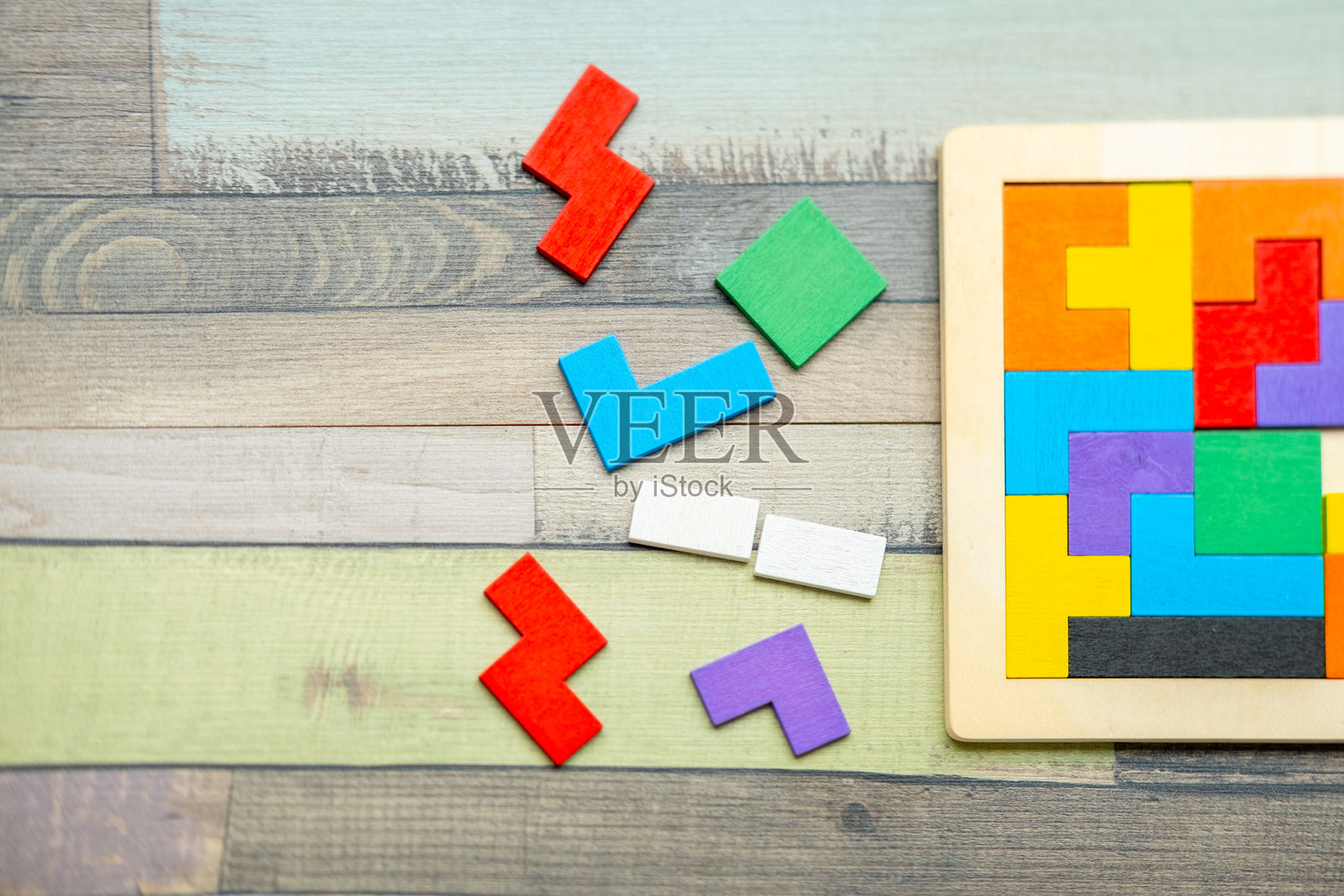 色彩鲜艳的木制几何形状益智玩具，用于认知训练、痴呆症辅助、大脑健康、拼图、职业治疗、逻辑思维、脑力锻炼和老年人活动。照片摄影图片