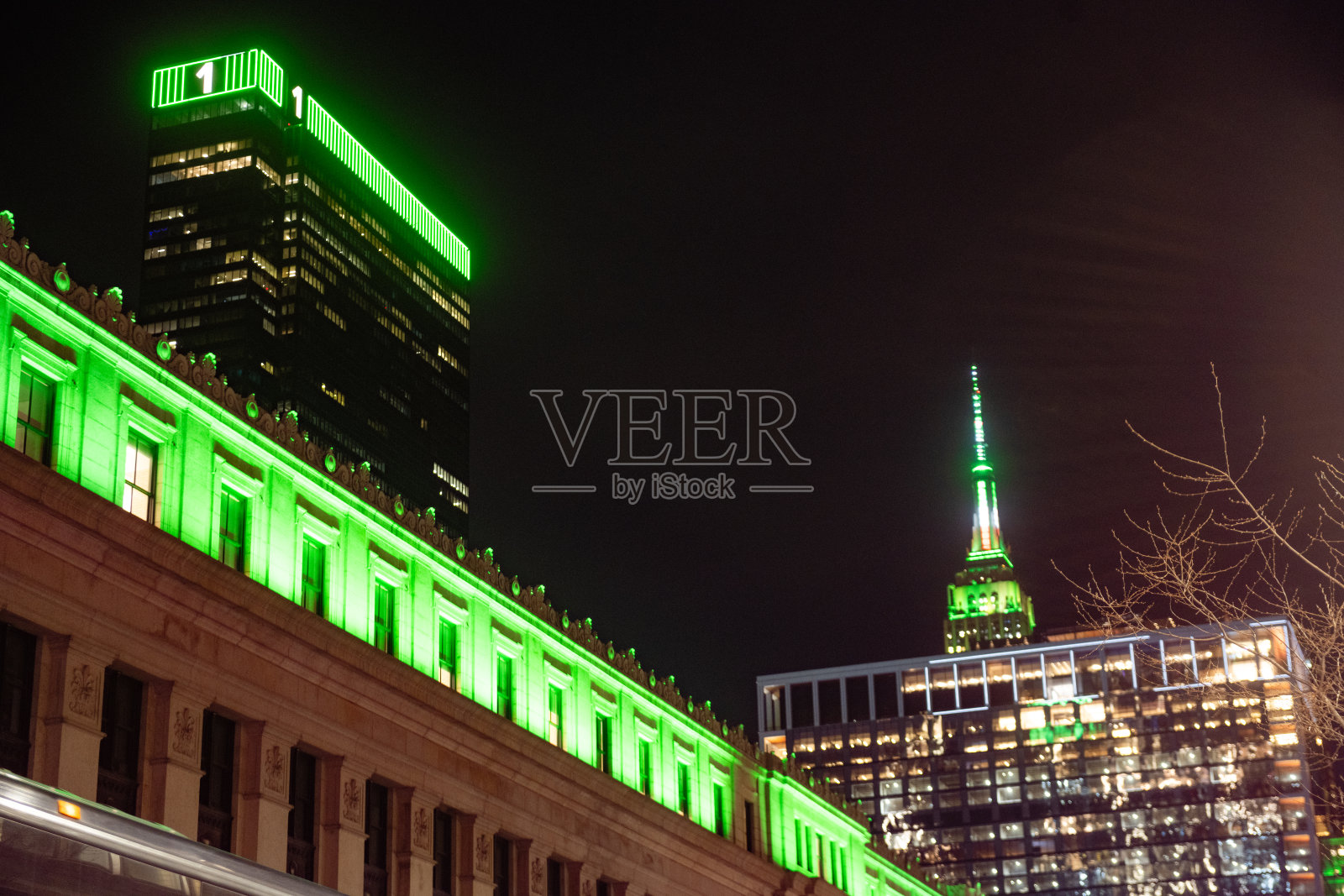 圣帕特里克节，纽约市建筑点亮绿色照片摄影图片