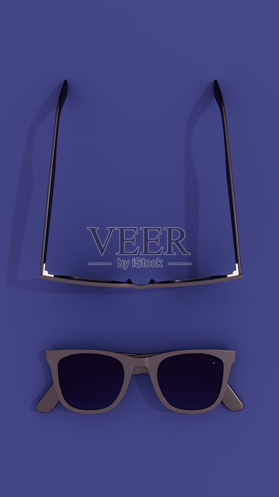 深蓝色背景上摆放着蓝色反光镜片的眼镜照片摄影图片