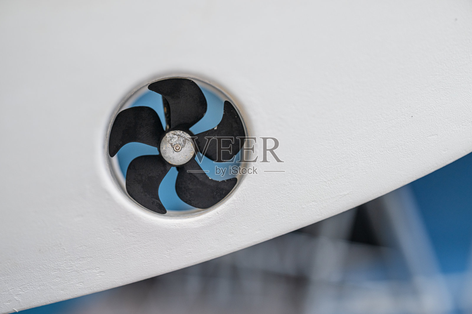 白色船体中的黑色船用艏侧推器。照片摄影图片