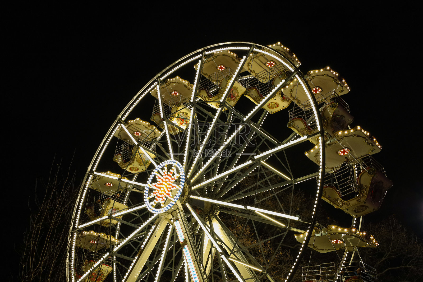 夜间亮灯的摩天轮照片摄影图片