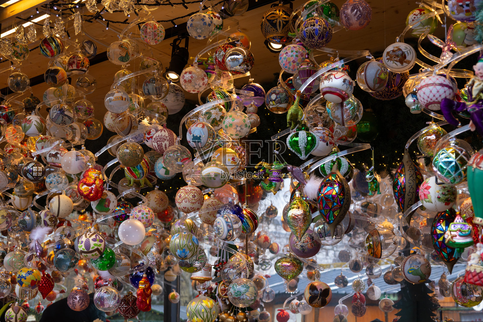 圣诞市场柜台上各种折叠的圣诞玩具照片摄影图片