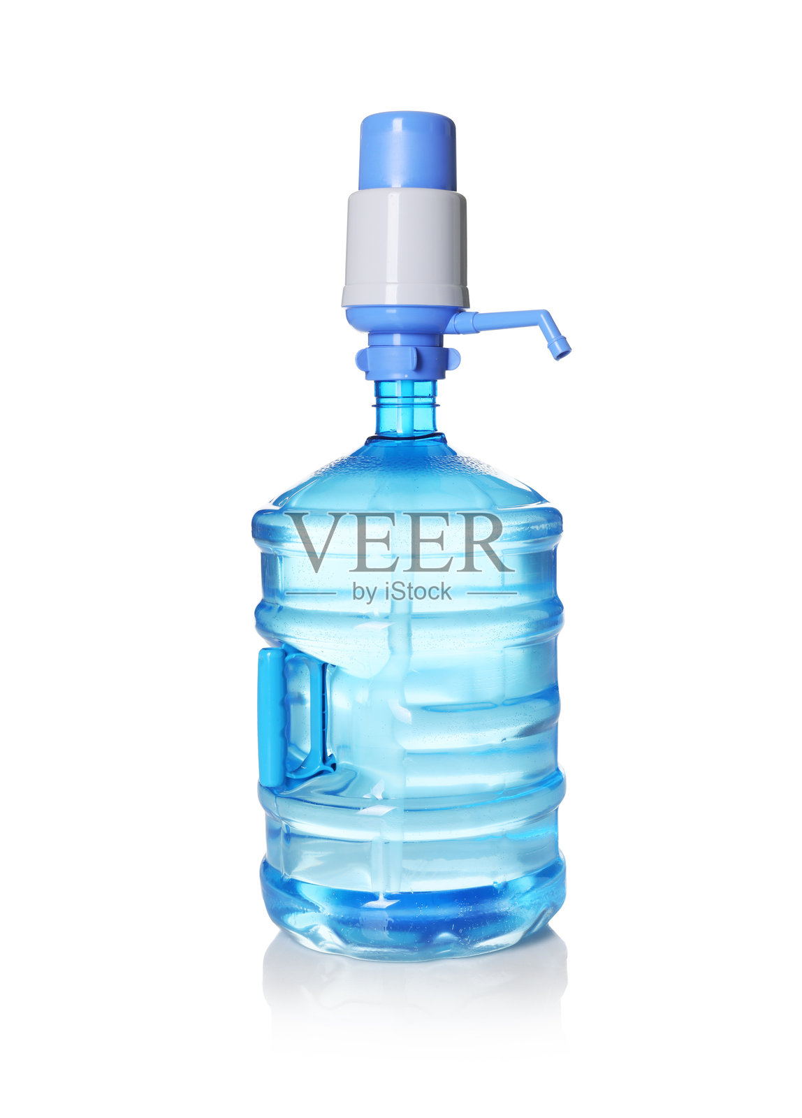 镜面背景上孤立的带水和水泵的冷藏箱，白色背景照片摄影图片