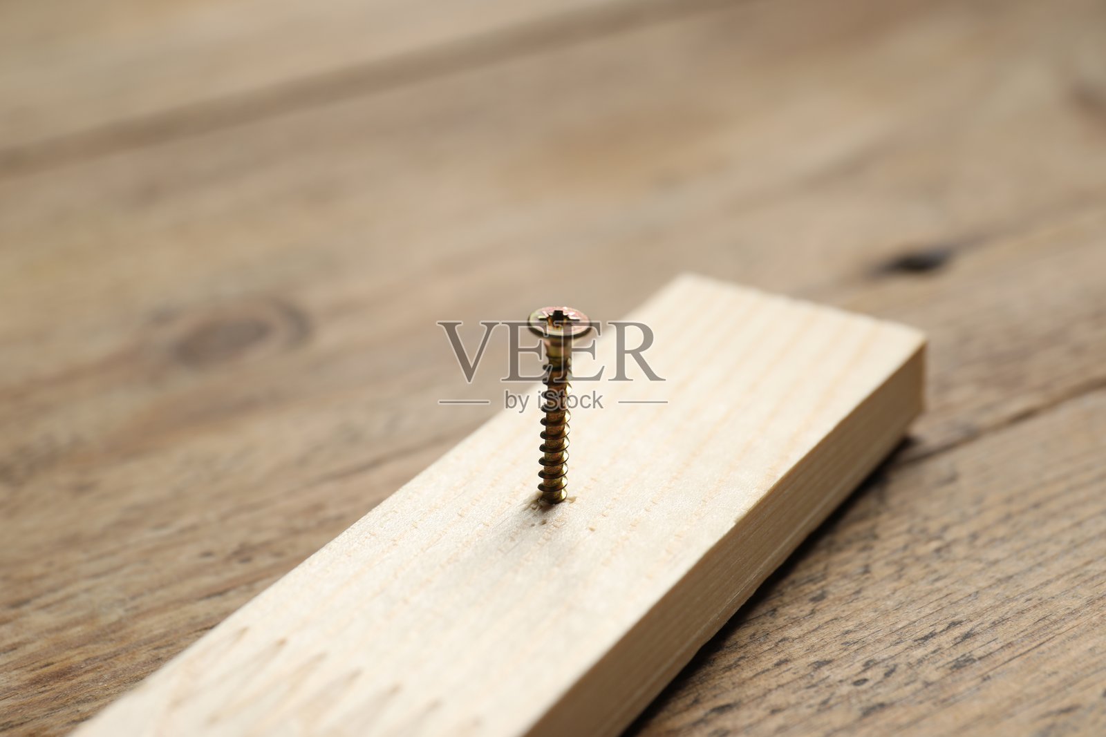 木板上的金属钉子，特写照片摄影图片