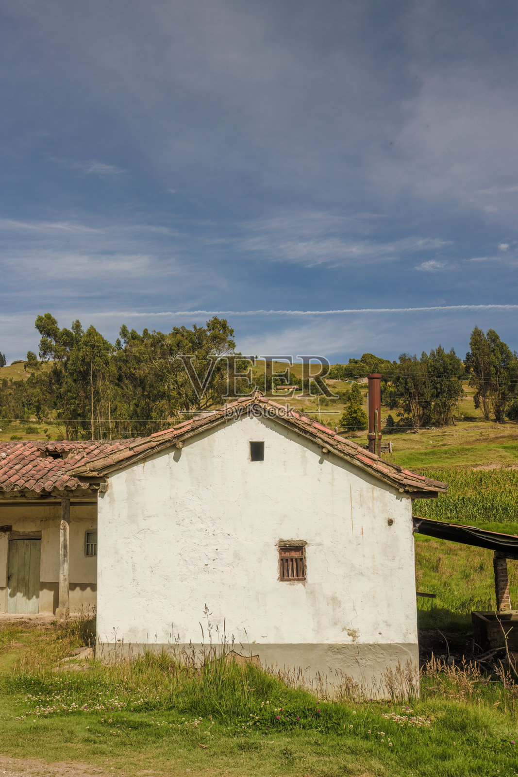 废弃农舍的侧翼，带有两个小窗户照片摄影图片