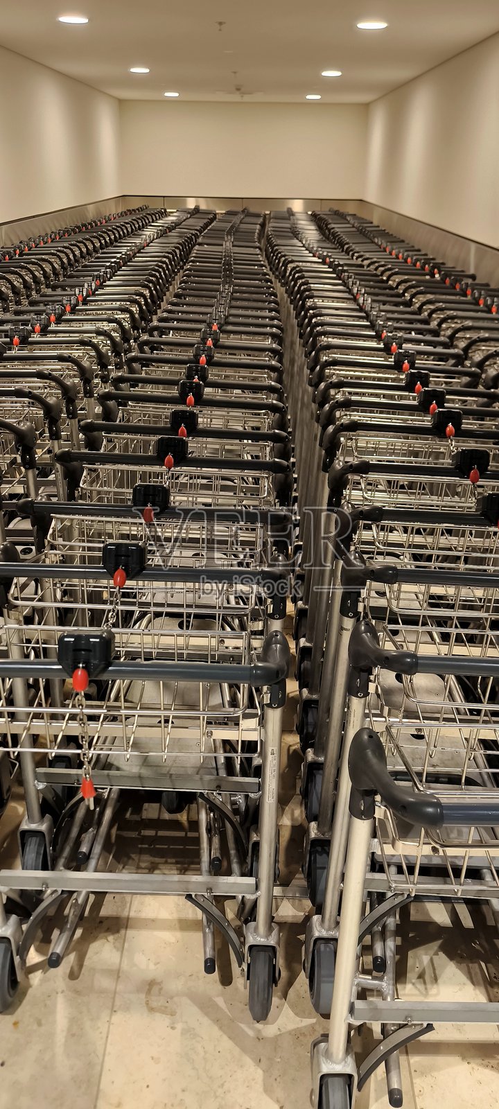 机场和超市里成排的折叠式行李车照片摄影图片