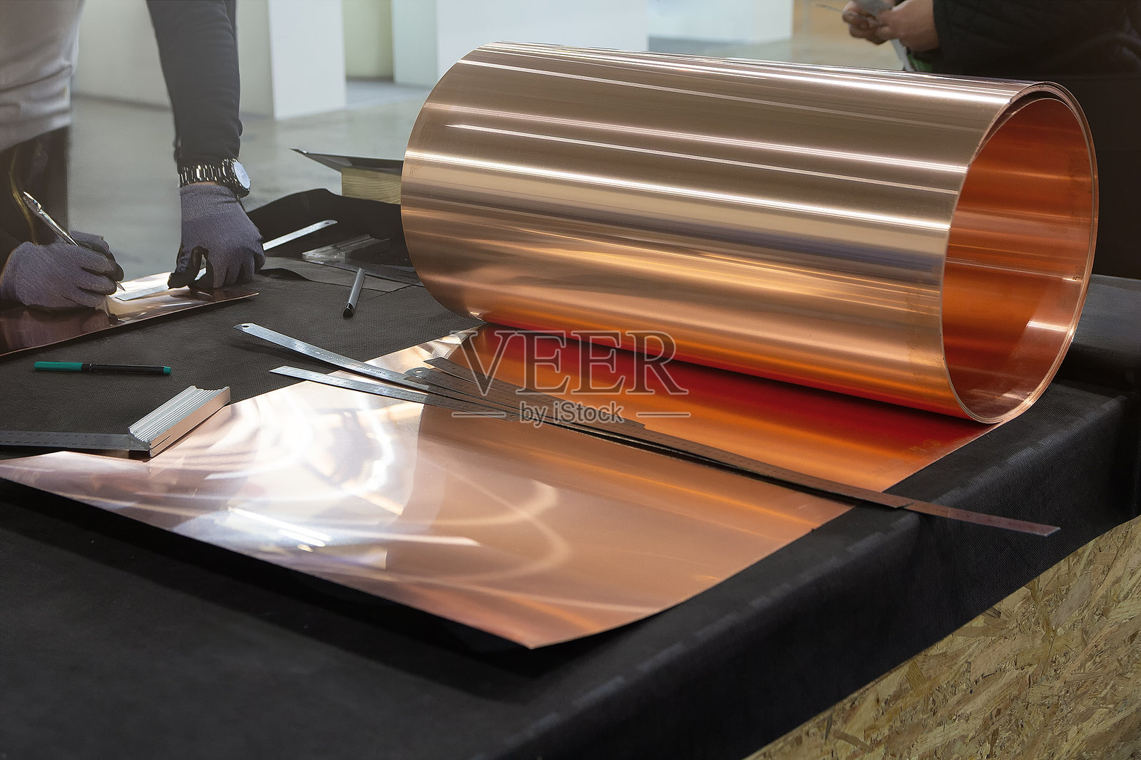 工匠在制作卷曲铜皮的折叠屋顶照片摄影图片