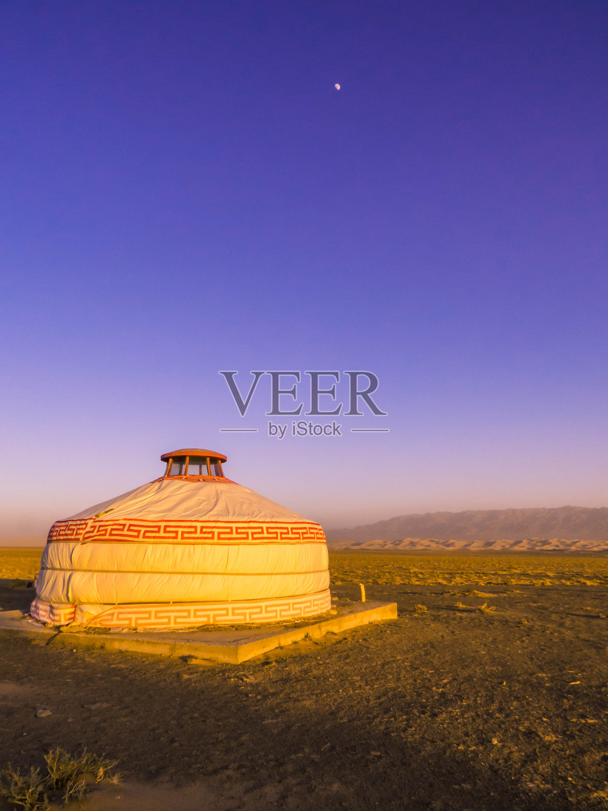 蒙古戈壁沙漠宏格尔蒙古包营地照片摄影图片