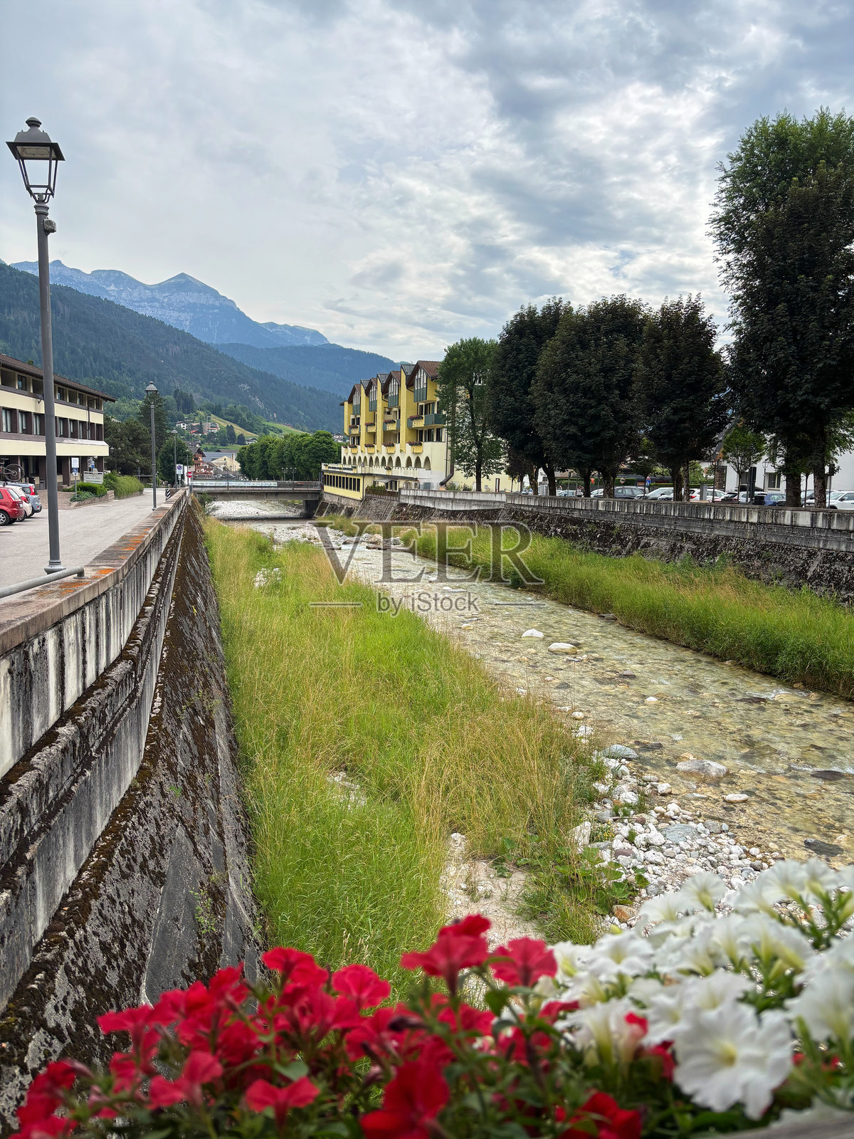 风景如画的小镇，背后是河流和山脉的背景照片摄影图片