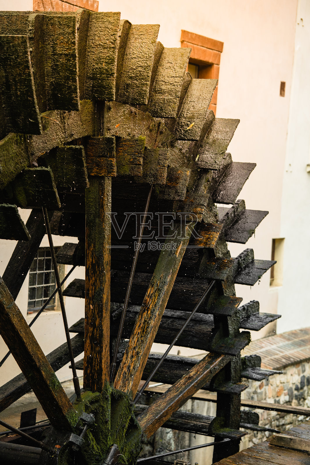 老旧木制水轮特写照片摄影图片