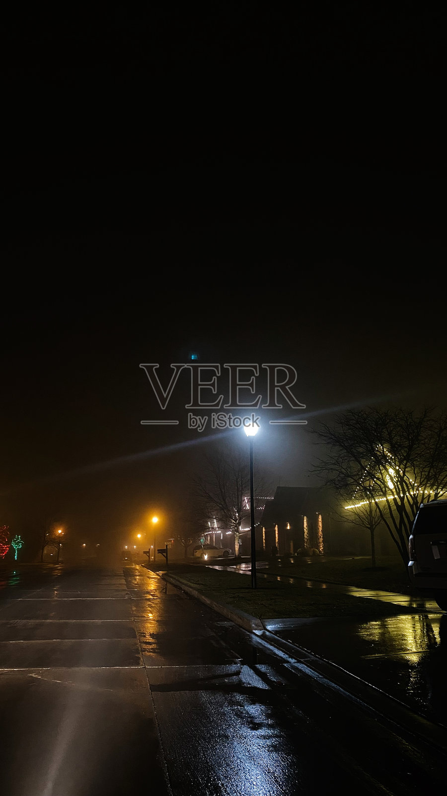 雨夜的芝加哥街景，湿漉漉的路面反射着街灯的微光。照片摄影图片